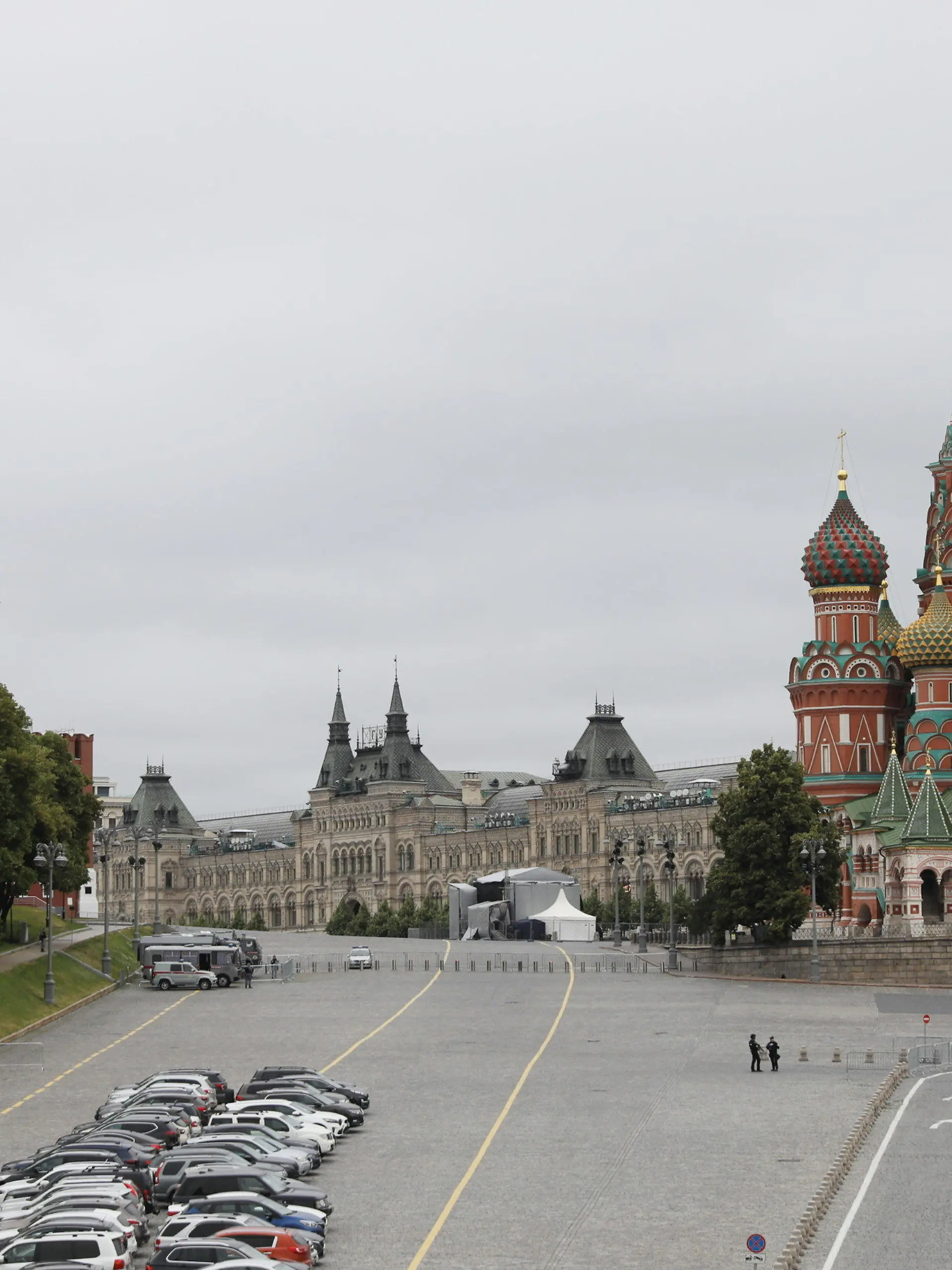 24.06.2023, Russland, Moskau: Polizisten stehen Wache auf dem Roten Platz. In Russland eskaliert der Konflikt zwischen der Söldnergruppe Wagner und der regulären Armee. Russlands Präsident Putin hat angesichts des bewaffneten Aufstands des Chefs der Söldnerarmee Wagner, Jewgeni Prigoschin, von «Verrat» gesprochen und zur Ausschaltung der Drahtzieher aufgerufen. Foto: Bai Xueqi/XinHua/dpa +++ dpa-Bildfunk +++