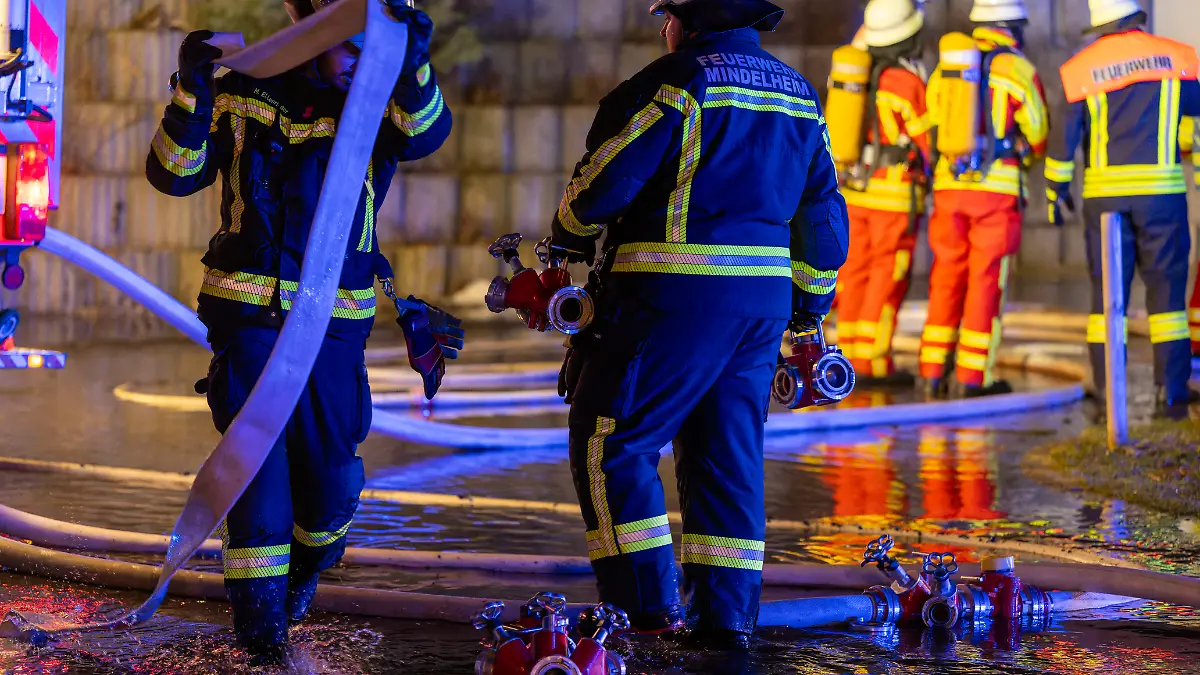 Nächtlicher Feuerwehreinsatz (Symbolfoto)