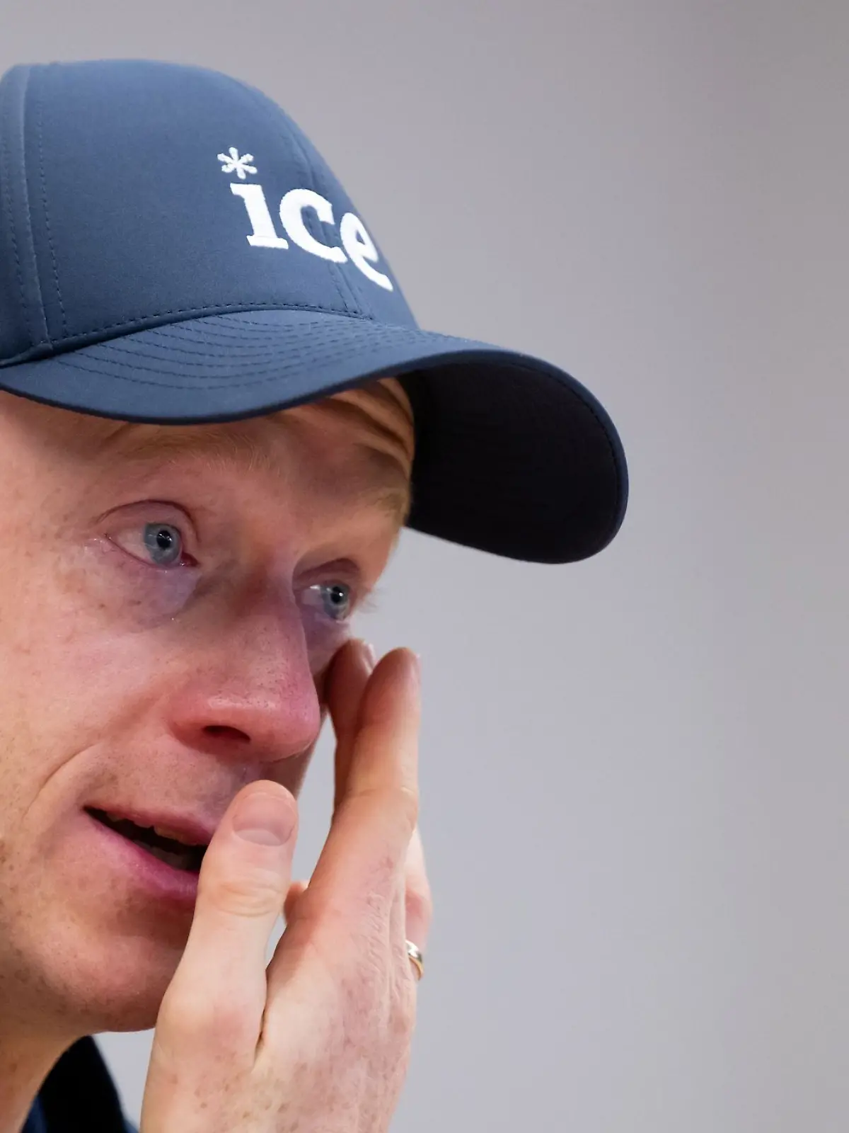 Bild zu: "Abschied unter Tränen – Biathlon-Star hört auf  "