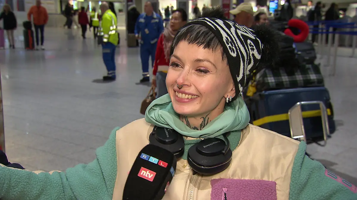 Kurz vor Abflug vom Frankfurter Flughafen steht Edith nochmal vor der RTL-Kamera.