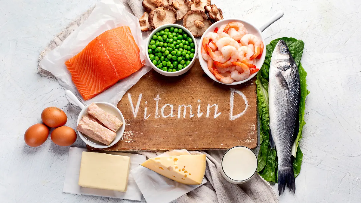 Holzbrett mit der Aufschrift Vitamin D und drum herum verschiedene Lebensmittel