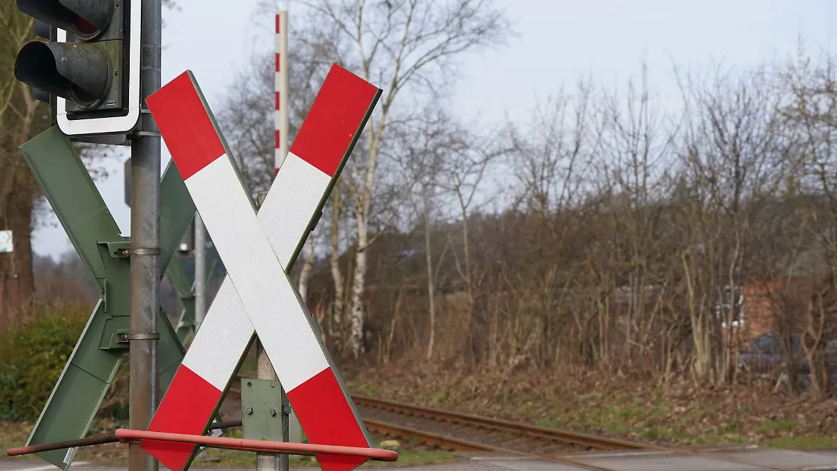 Ob die Schranke an dem Übergang geschlossen war, als der Autofahrer ihn überquerte, war noch unklar. (Symbolbild)