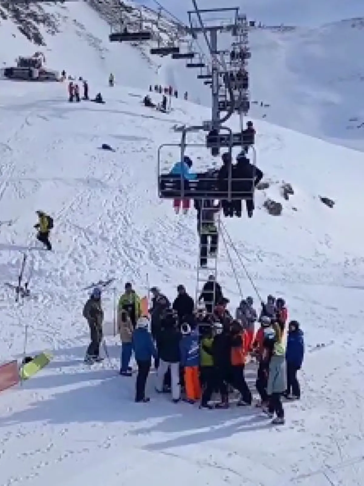 Bei einem Unfall mit einem Sessellift sind im Nordosten Spaniens viele Menschen verletzt worden.