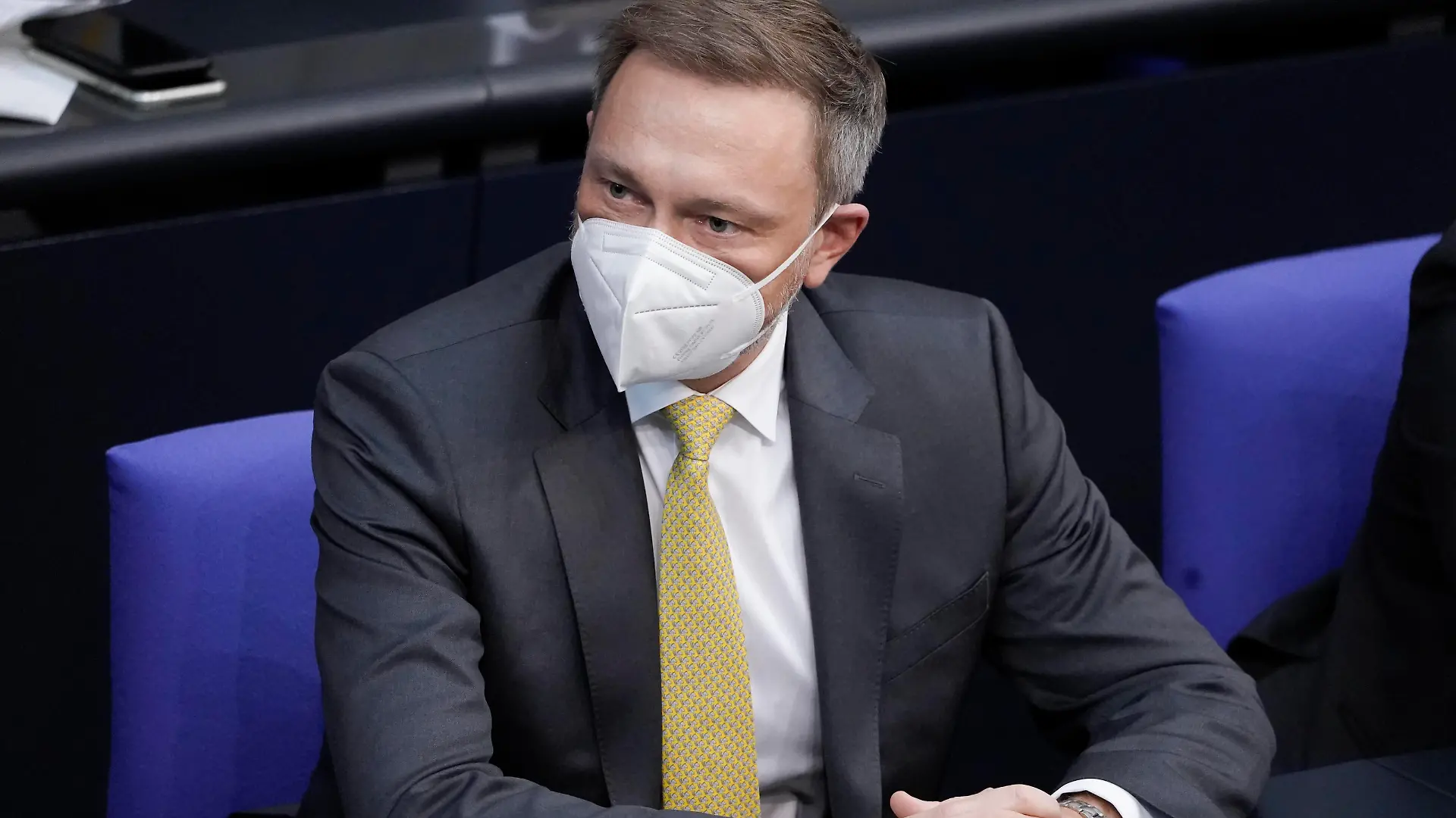 28. Bundestagssitzung und Debatte Aktuell,07.04.2022 Berlin, Finanzminister Christian Lindner FDP im Portrait auf der Regierungsbank bei der Debatte Impfpflicht gegen SARS-CoV-2 bei der 28. Sitzung des Deutschen Bundestag in Berlin Berlin Berlin Deutschland *** 28 Bundestag session and debate Current,07 04 2022 Berlin, Finance Minister Christian Lindner FDP in portrait on the government bench during the debate mandatory vaccination against SARS CoV 2 at the 28 session of the German Bundestag in Berlin Berlin Germany