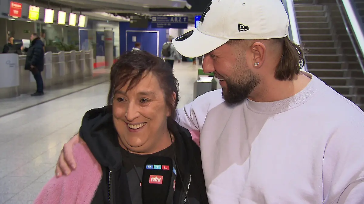 Ein Dreamteam auf dem Weg nach Australien! Maurice ist sicher: Ohne seine Mama „Mapsel” wäre sein Dschungel-Traum nie wahr geworden.