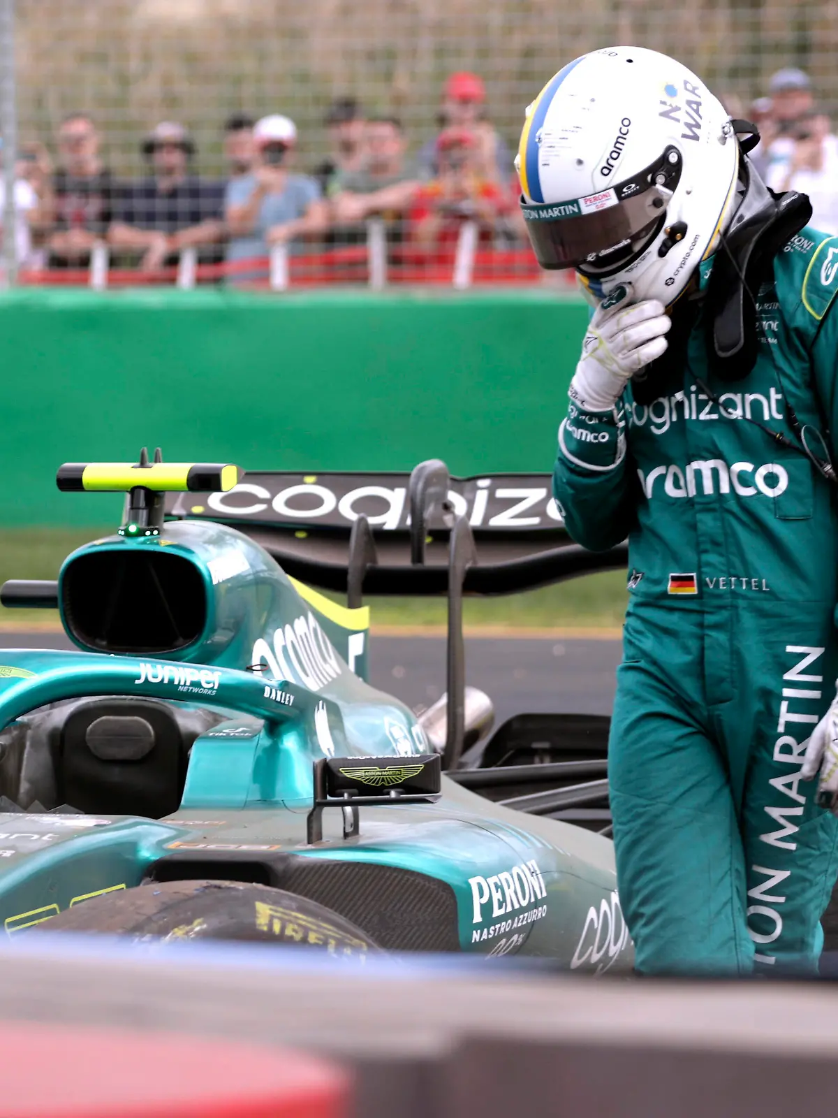  VETTEL Sebastian F1 Team Aston Martin bei der Qualifikation in Melbourne mit Crash FIA F1 Saison 2022 GP 2022 Melbourne Australien am 09.04.2022 in Melbourne *** VETTEL Sebastian F1 Team Aston Martin during qualifying in Melbourne with crash FIA F1 season 2022 GP 2022 Melbourne Australia on 09 04 2022 in Melbourne Copyright: xJerryxAndrex