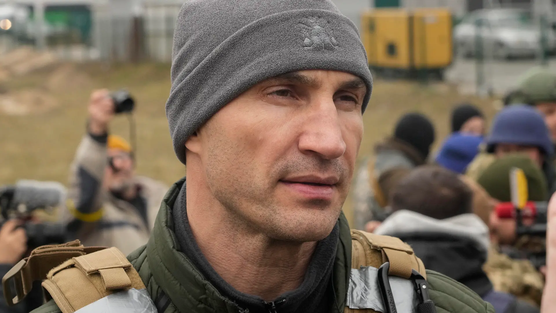 06.03.2022, Ukraine, Kiew: Wladimir Klitschko, ehemaliger ukrainischer Box-Profi, besucht einen Kontrollpunkt in der ukrainischen Hauptstadt. (zu dpa «Wladimir Klitschko ruft zu weiterer Isolation Russlands im Sport auf») Foto: Efrem Lukatsky/AP/dpa +++ dpa-Bildfunk +++