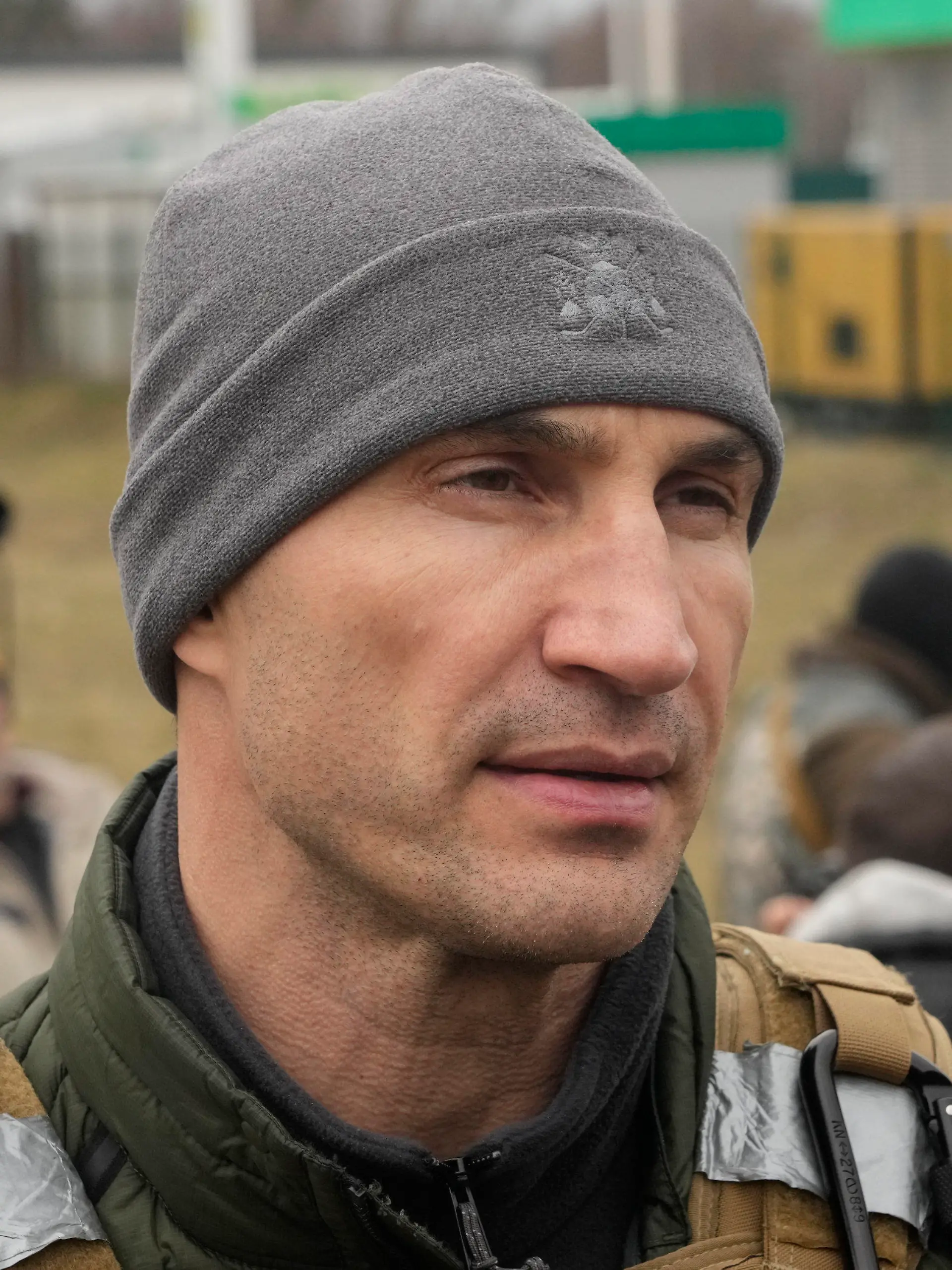 06.03.2022, Ukraine, Kiew: Wladimir Klitschko, ehemaliger ukrainischer Box-Profi, besucht einen Kontrollpunkt in der ukrainischen Hauptstadt. (zu dpa «Wladimir Klitschko ruft zu weiterer Isolation Russlands im Sport auf») Foto: Efrem Lukatsky/AP/dpa +++ dpa-Bildfunk +++