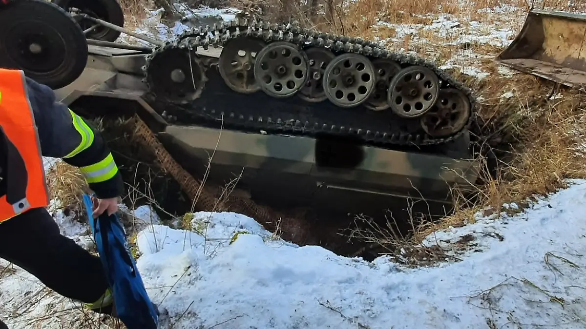 Ganz plötzlich rutscht der deutsche Schützenpanzer aus dem Zweiten Weltkrieg ab – und begräbt mehrere Menschen.