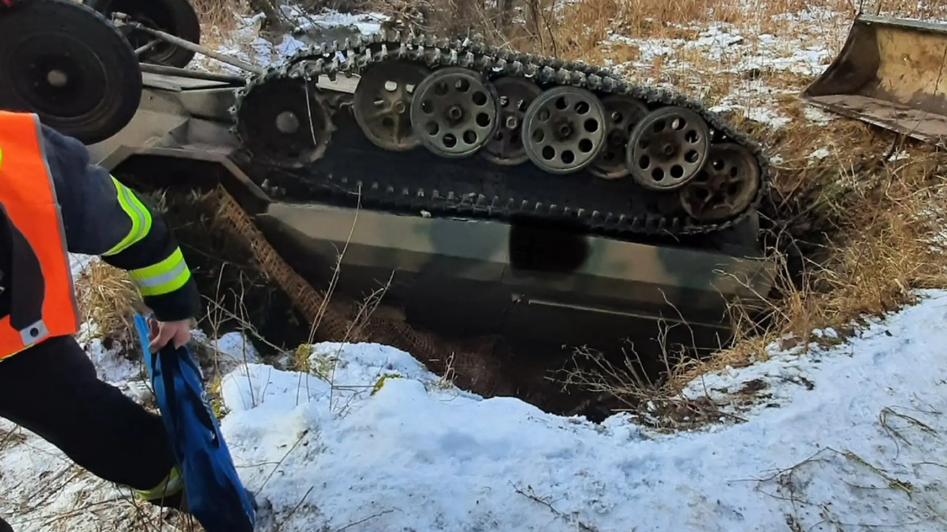 Ganz plötzlich rutscht der deutsche Schützenpanzer aus dem Zweiten Weltkrieg ab – und begräbt mehrere Menschen.