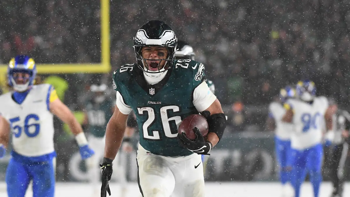 Philadelphia Eagles Running Back Saquon Barkley (26) trägt den Ball zu einem Touchdown gegen die Los Angeles Rams