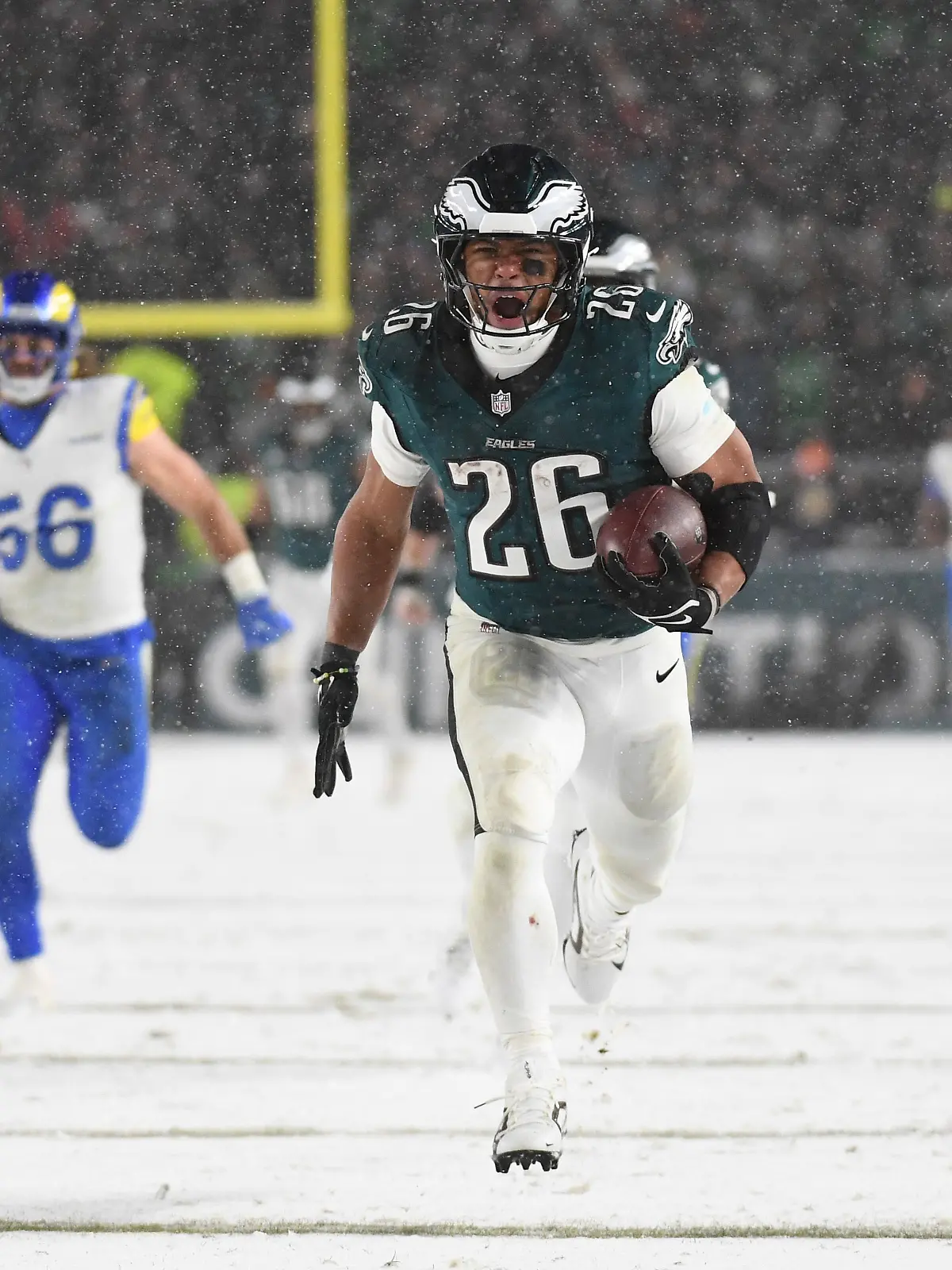 Philadelphia Eagles Running Back Saquon Barkley (26) trägt den Ball zu einem Touchdown gegen die Los Angeles Rams