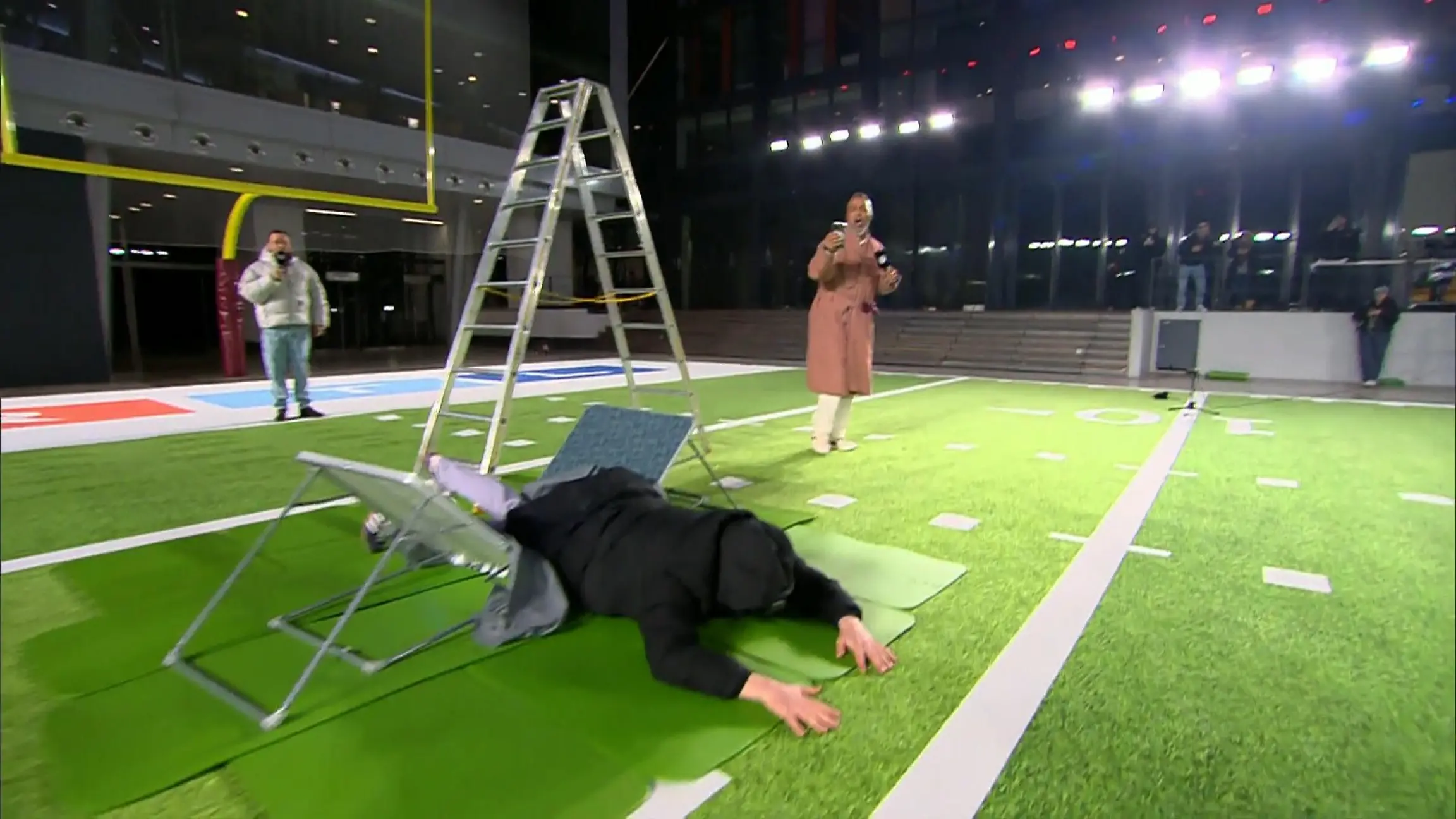Schmiso schmeißt sich durch Biertisch! Irrer Stunt von RTL-NFL-Experte
