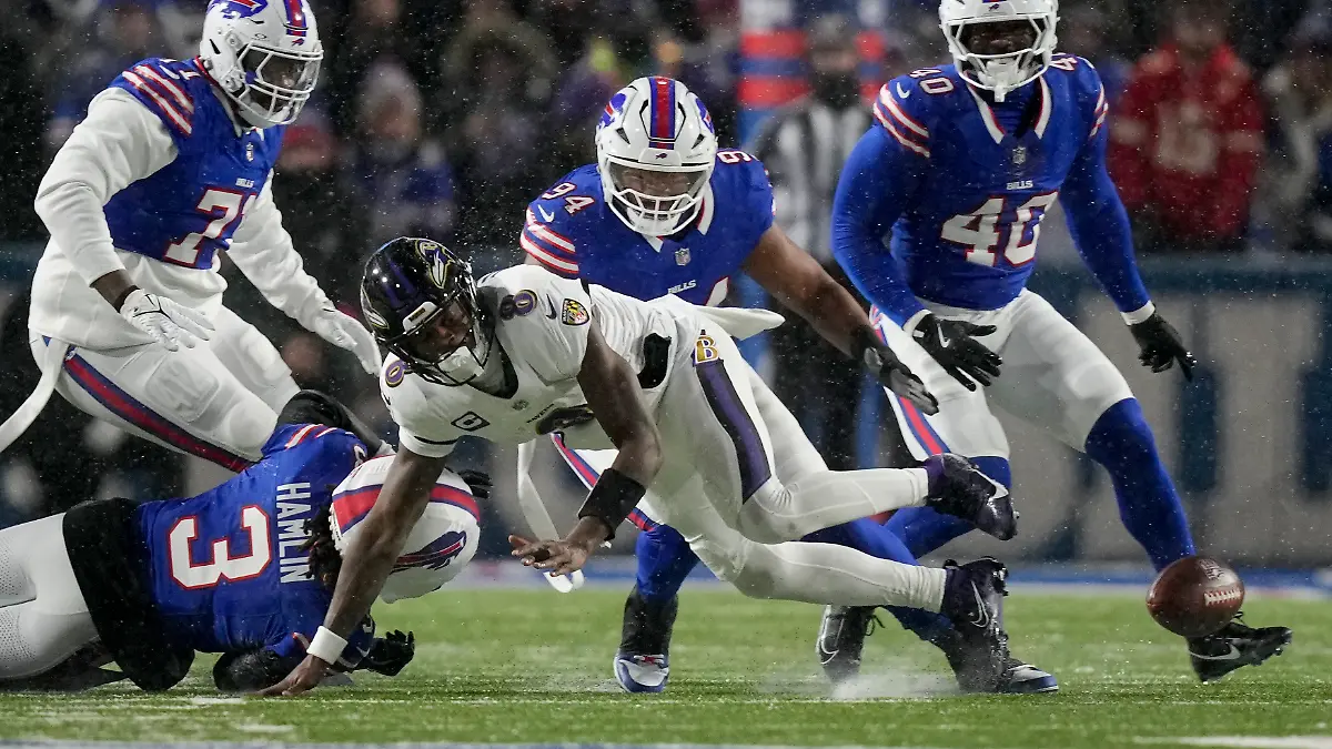 Baltimore Ravens Quarterback Lamar Jackson (8) verliert den Football, als er von Buffalo Bills Safety Damar Hamlin attackiert wird