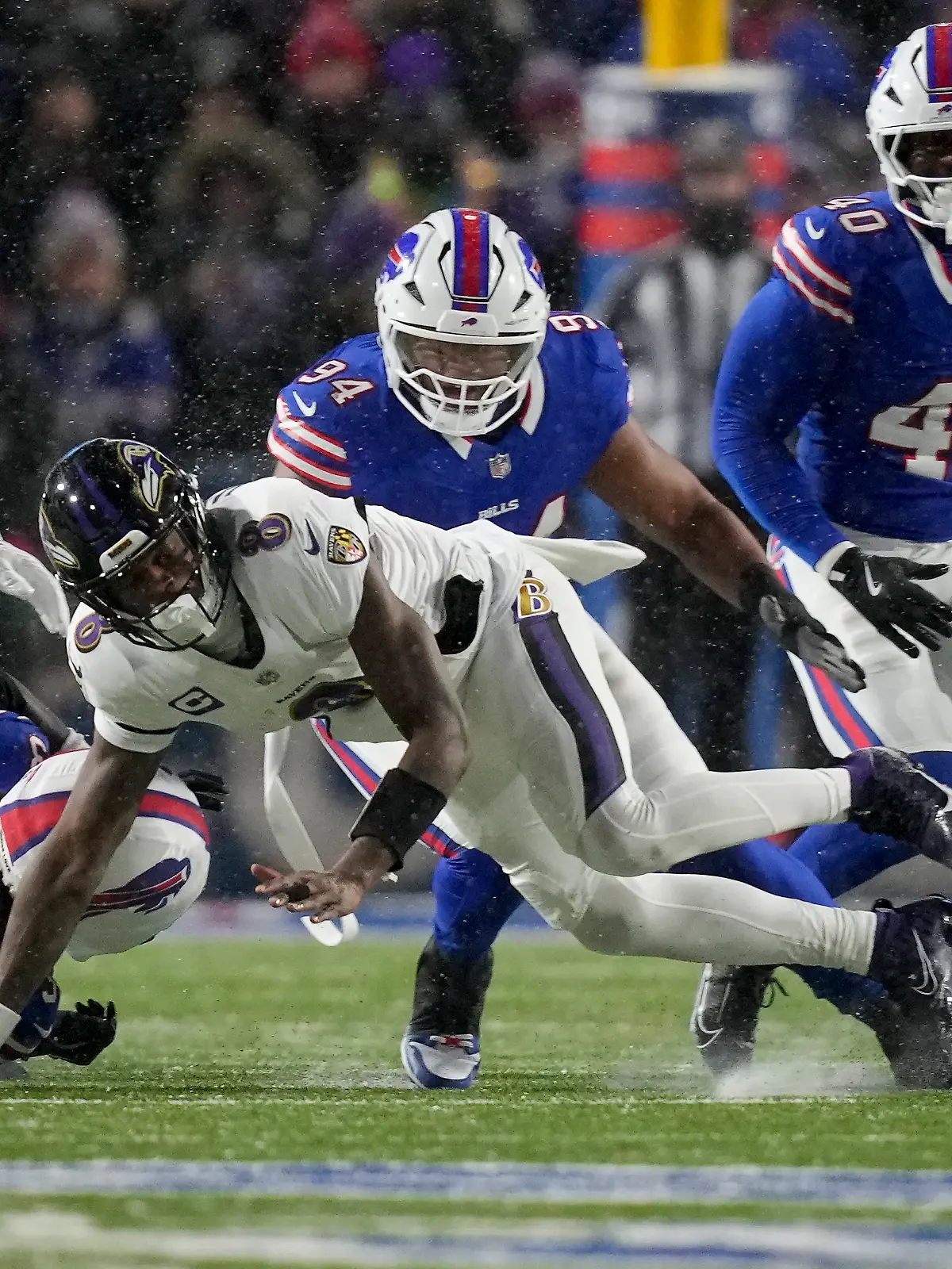 Baltimore Ravens Quarterback Lamar Jackson (8) verliert den Football, als er von Buffalo Bills Safety Damar Hamlin attackiert wird