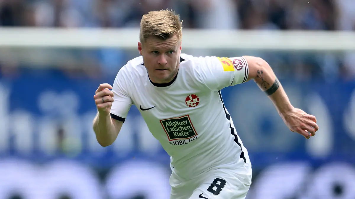 KARLSRUHE, GERMANY - MAY 21: Jean Zimmer of Kaiserslautern controls the ball during the Second Bundesliga match between Karlsruher SC and 1. FC Kaiserslautern at BBBank Wildpark on May 21, 2023 in Karlsruhe, Germany. (Photo by Matthias Hangst/Getty Images)