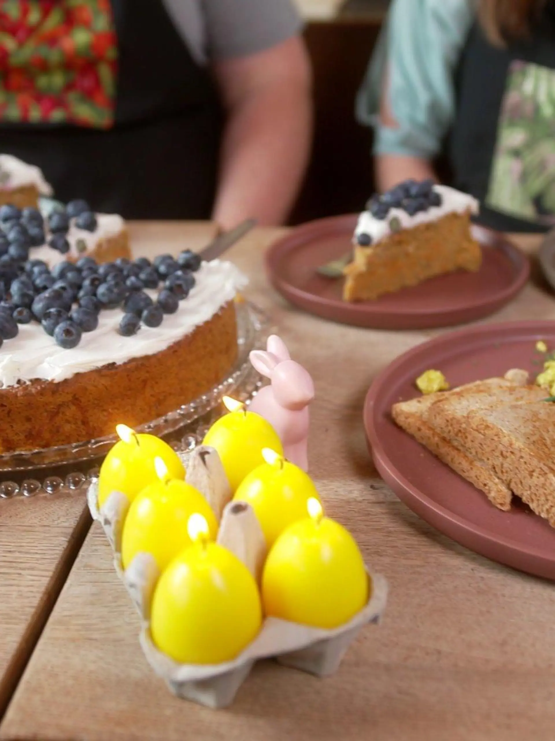 Angerichtet; Das vegane Osterfrühstücksmenü