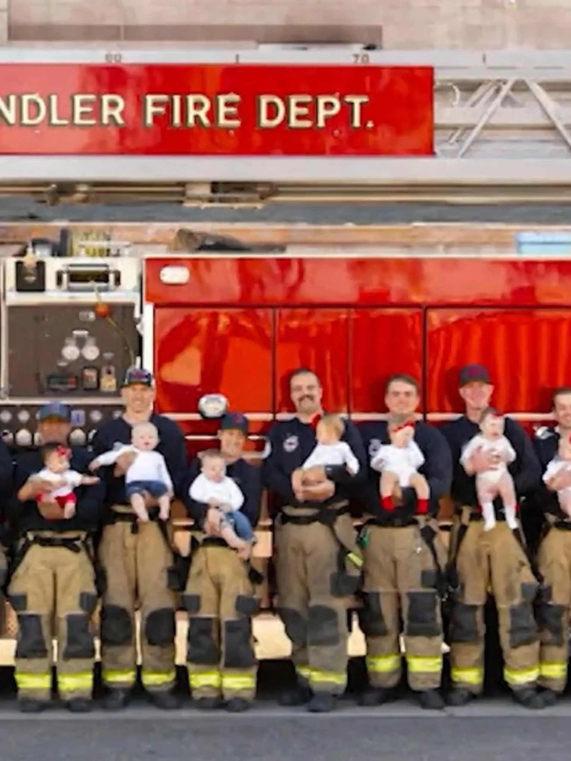 Bild zu: "Zuckersüß! Babyboom-Feuerwehr zeigt ihren Nachwuchs"