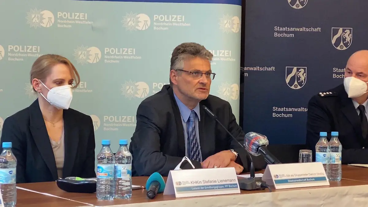 Stefanie Lienemann und Dietrich Streßig bei der Pressekonferenz zum Kinder-Mord von Herne.