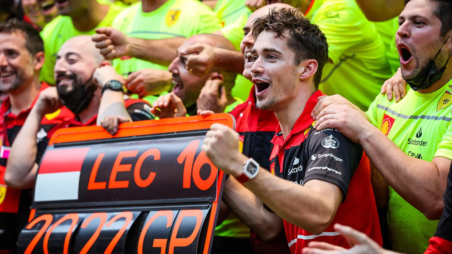 LECLERC Charles mco, Scuderia Ferrari F1-75, celebrating victory with the team during the Formula 1 Heineken Australian Grand Prix 2022, 3rd round of the 2022 FIA Formula One World Championship, WM, Weltmeisterschaft on the Albert Park Circuit, from April 8 to 10, 2022 in Melbourne, Australia - F1 - AUSTRALIAN GRAND PRIX 2022 - RACE DPPI/Panoramic PUBLICATIONxNOTxINxFRAxITAxBEL 20220410_GOOD9423