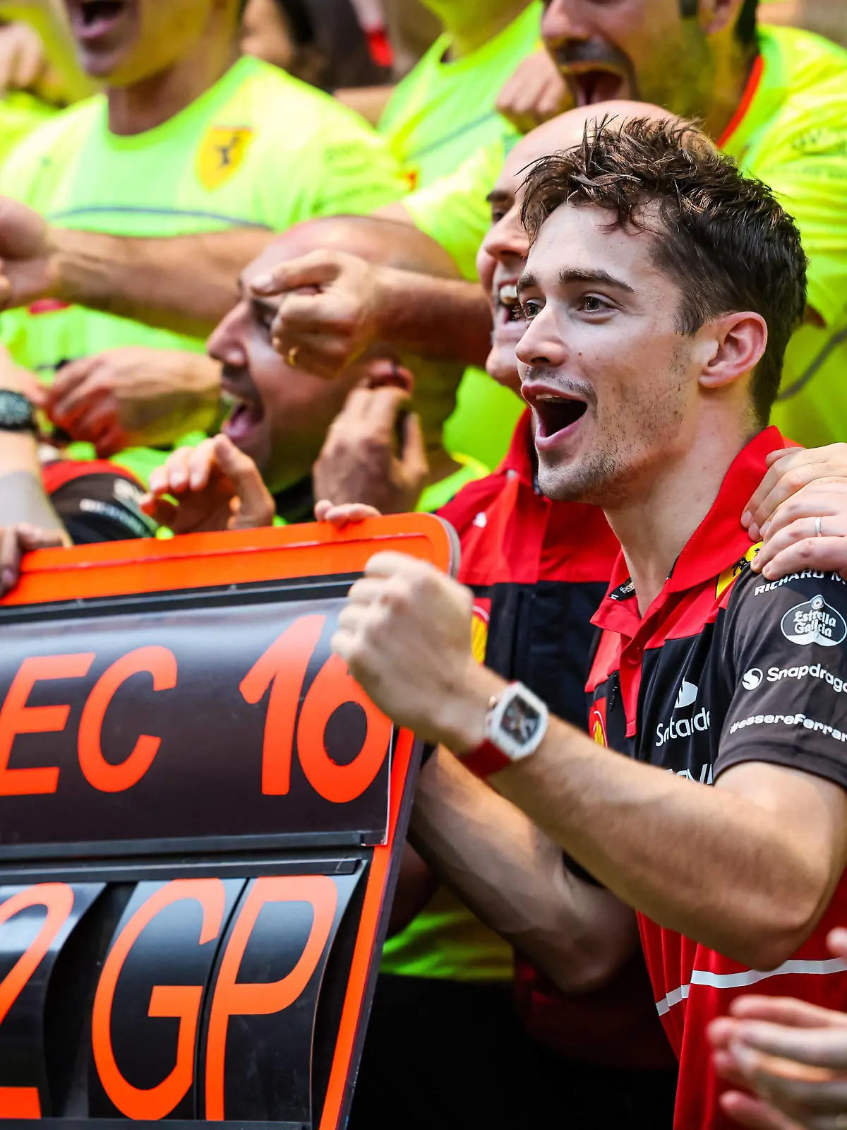  LECLERC Charles mco, Scuderia Ferrari F1-75, celebrating victory with the team during the Formula 1 Heineken Australian Grand Prix 2022, 3rd round of the 2022 FIA Formula One World Championship, WM, Weltmeisterschaft on the Albert Park Circuit, from April 8 to 10, 2022 in Melbourne, Australia - F1 - AUSTRALIAN GRAND PRIX 2022 - RACE DPPI/Panoramic PUBLICATIONxNOTxINxFRAxITAxBEL 20220410_GOOD9423