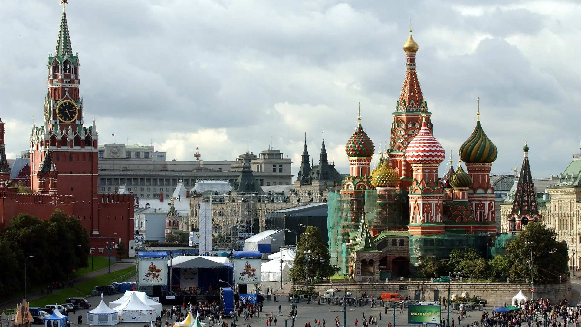 Moskau (Russland): Die Basilius Kathedrale am Roten Platz (links der Spaski-Turm am Kreml) in Moskau, aufgenommen am 06.09.2003, gehört zu den schönsten Kirchen in Russland und verdeutlich die traditionelle Bauweise mit den typischen, unterschiedlich gestalteten Zwiebeltürmen. Um 1522 wurde die Kirche unter der Herrschaft des Zaren Ivan IV. - der Schreckliche - erbaut. In der Kirche befindet sich heute ein Museum. (BRL479-090903)