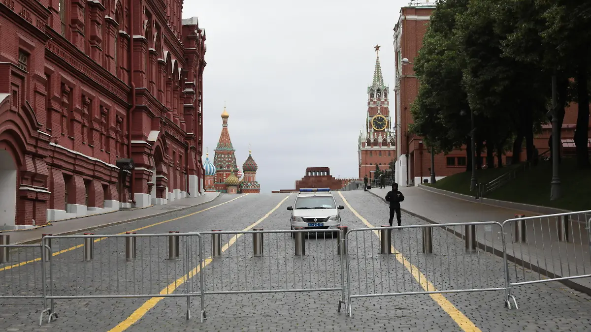 dpatopbilder - 24.06.2023, Russland, Moskau: Auf dem Roten Platz sind Polizeibeamte im Einsatz. In Russland eskaliert der Konflikt zwischen der Söldnergruppe Wagner und der regulären Armee. Russlands Präsident Putin hat angesichts des bewaffneten Aufstands des Chefs der Söldnerarmee Wagner, Prigoschin, von «Verrat» gesprochen. Foto: Bai Xueqi/XinHua/dpa +++ dpa-Bildfunk +++