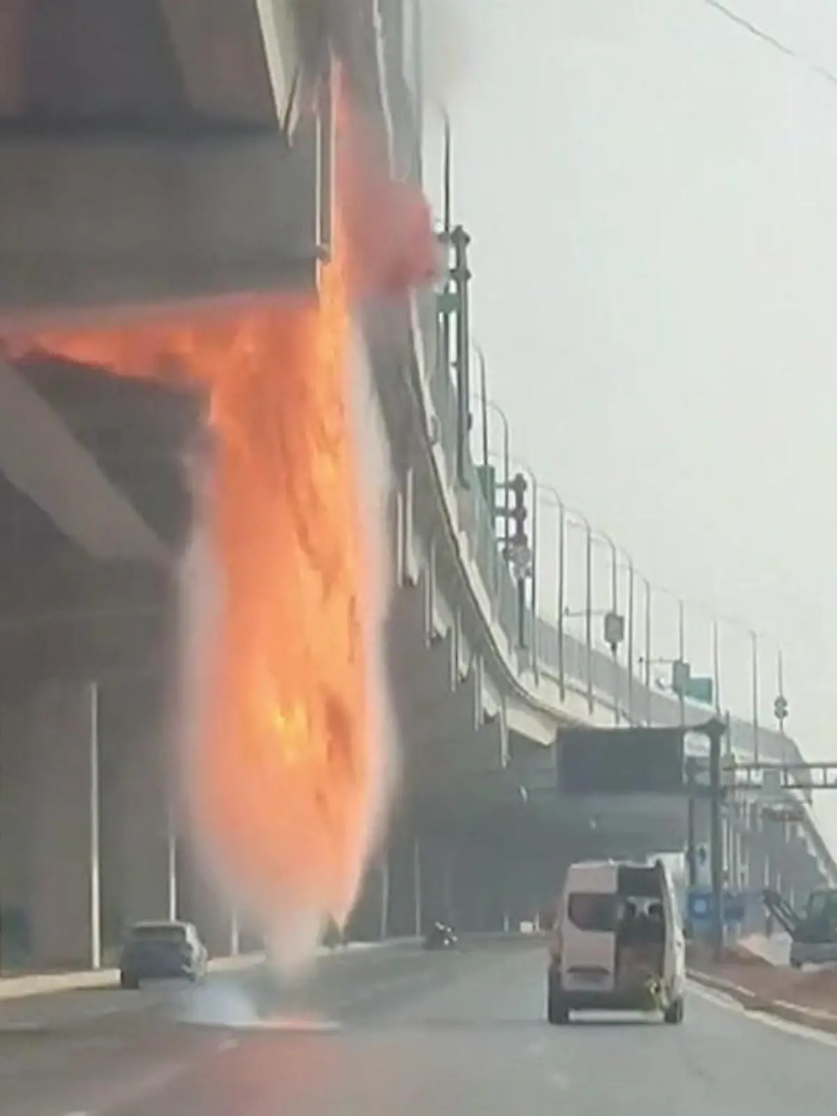 Bild zu: "XXL-Flammenvorhang! Lkw löst mit Speiseöl Inferno aus"