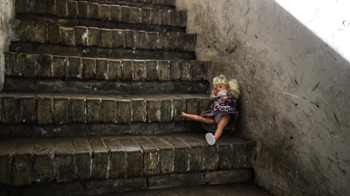 Frau lässt ihre Tochter verhungern.