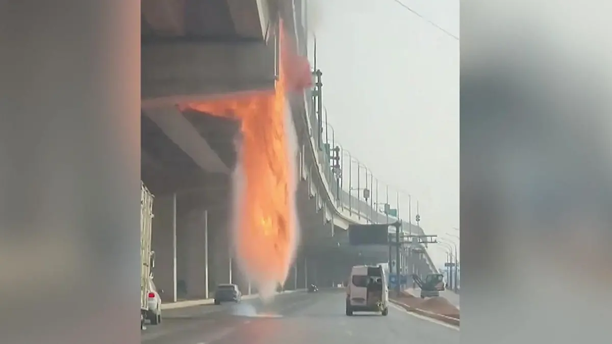 XXL-Flammenvorhang! Lkw löst mit Speiseöl Inferno aus Feuersturm auf der Brücke