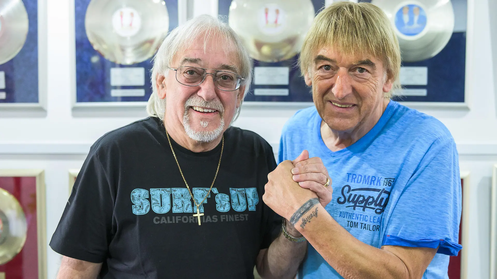 ARCHIV - 01.07.2019, Hessen, Hungen: Karl-Heinz Ulrich (l) und sein Bruder Bernd - bekannt als Schlager-Duo «Die Amigos» - lächeln im Haus von Bernd vor silbernen und goldenen Tonträgern in die Kamera des Fotografen. Die Amigos haben sich mit ihrem neuen Album «Liebe siegt!» an die Spitze der deutschen Charts gesetzt. Es sei bereits das 14. Nummer-eins-Album des volkstümlichen Schlagerduos, teilte GfK Entertainment am 29.07.2022 mit. (zu dpa "Charts: Amigos feiern 14. Nummer-eins-Album") Foto: Silas Stein/dpa +++ dpa-Bildfunk +++