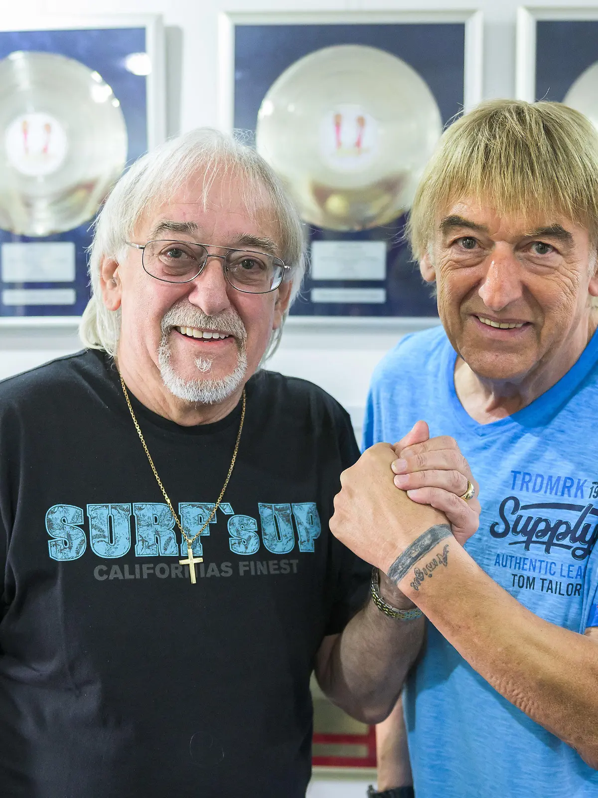 ARCHIV - 01.07.2019, Hessen, Hungen: Karl-Heinz Ulrich (l) und sein Bruder Bernd - bekannt als Schlager-Duo «Die Amigos» - lächeln im Haus von Bernd vor silbernen und goldenen Tonträgern in die Kamera des Fotografen. Die Amigos haben sich mit ihrem neuen Album «Liebe siegt!» an die Spitze der deutschen Charts gesetzt. Es sei bereits das 14. Nummer-eins-Album des volkstümlichen Schlagerduos, teilte GfK Entertainment am 29.07.2022 mit. (zu dpa "Charts: Amigos feiern 14. Nummer-eins-Album") Foto: Silas Stein/dpa +++ dpa-Bildfunk +++