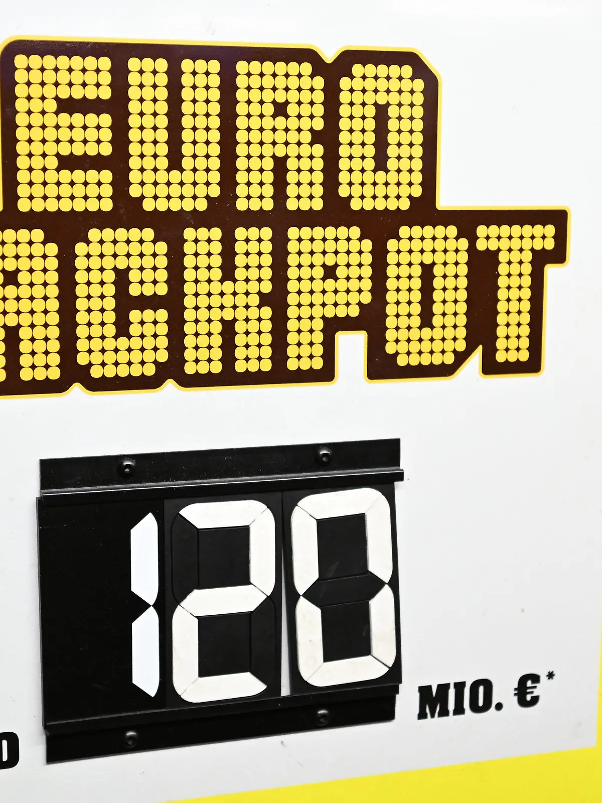 ARCHIV - 21.07.2022, Baden-Württemberg, Stuttgart: Eine Werbetafel für das Glücksspiel Euro Jackpot steht an einer Annahmestelle. Mit 120 Millionen Euro ist der Eurojackpot prall gefüllt. (zu dpa: «Maximalsumme im Eurojackpot - Deutscher Lottorekord möglich») Foto: Bernd Weißbrod/dpa +++ dpa-Bildfunk +++
