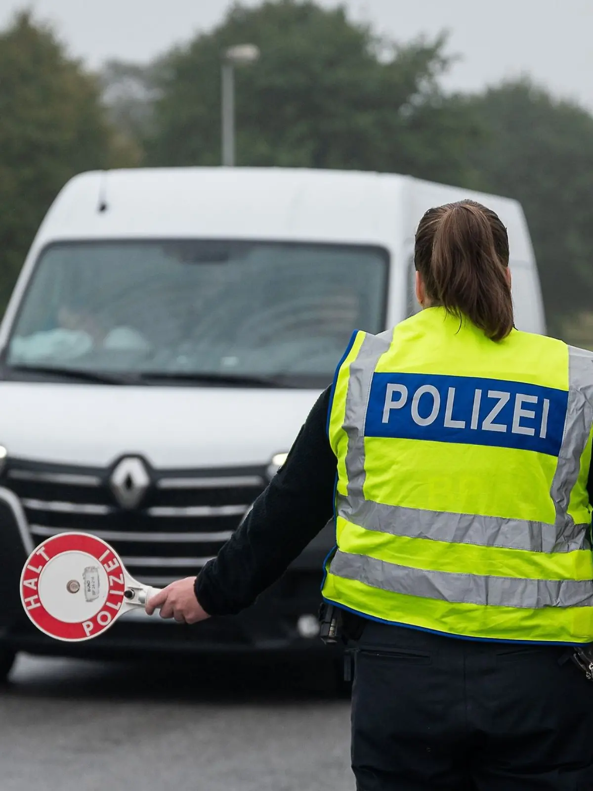 Bild zu: "Vermisstes Mädchen (13) in Transporter entdeckt – Polizei wird attackiert"