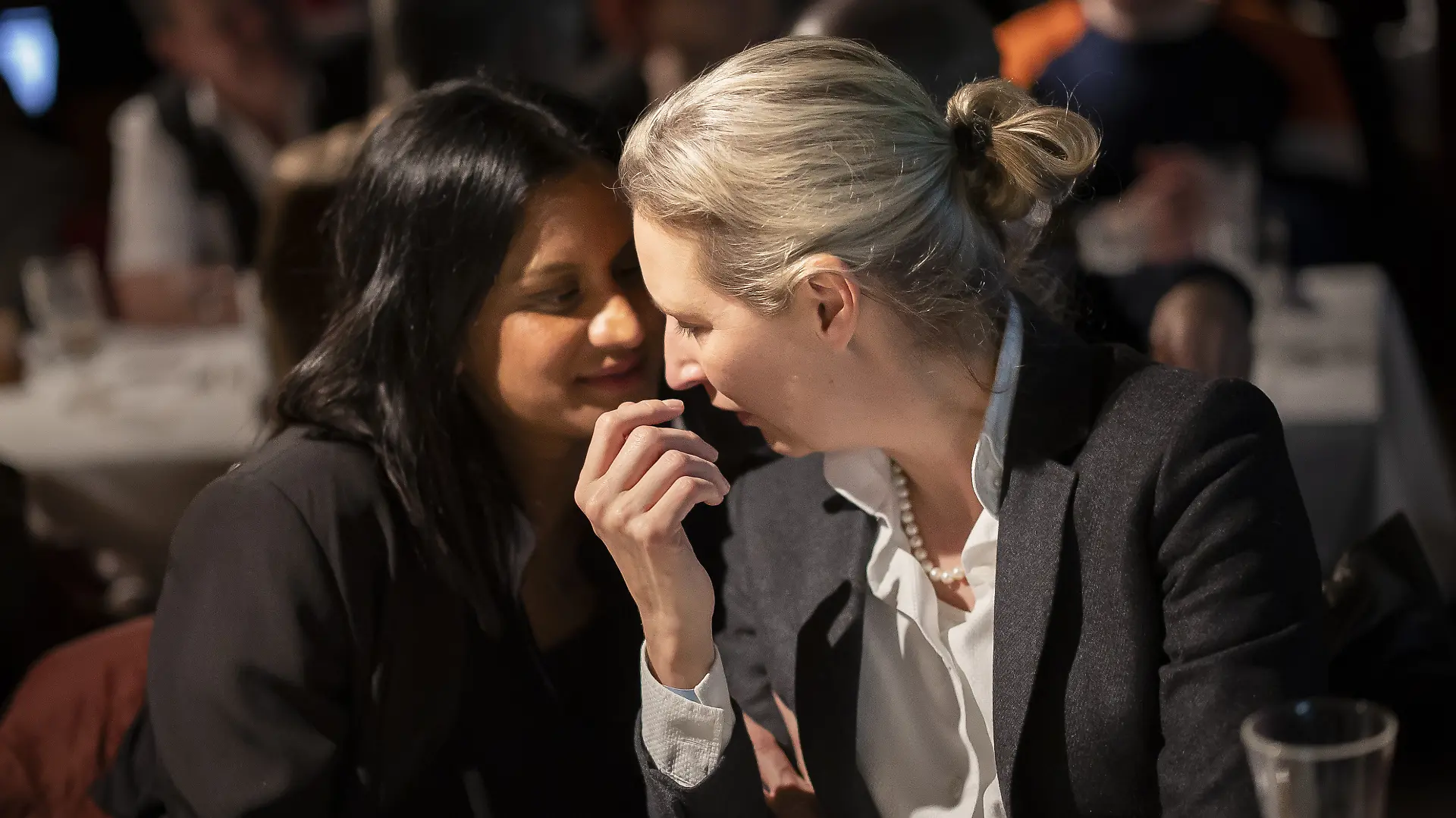 Alice Weidel (AfD, rechts im Bild) mit ihrer Lebenspartnerin Sarah Bossard bei einem öffentlichen Auftritt im Januar 2023.