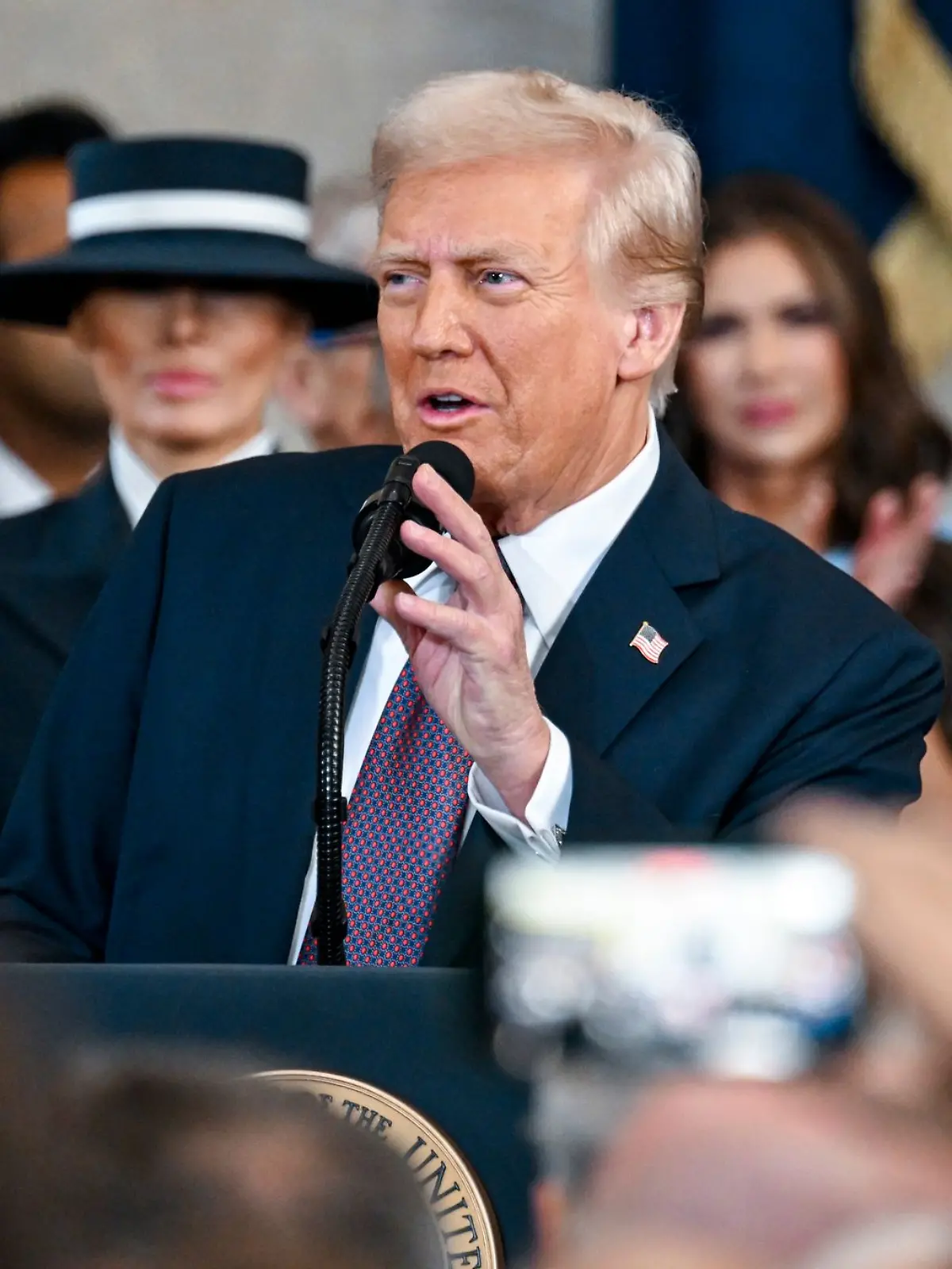 Bild zu: "Deutscher TV-Dolmetscher flippt bei Trump-Rede aus: „Wie lange wollt ihr bei dem Scheiß bleiben?”"
