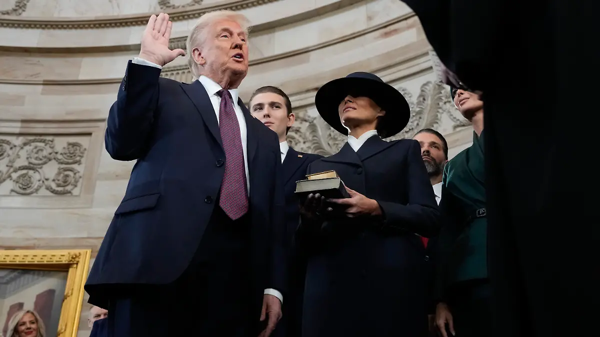 Donald Trump wird von Chief Justice John Roberts als 47. Präsident der Vereinigten Staaten vereidigt, während Melania Trump die Bibel während der 60. Amtseinführung des Präsidenten in der Rotunde des US-Kapitols in Washington hält.