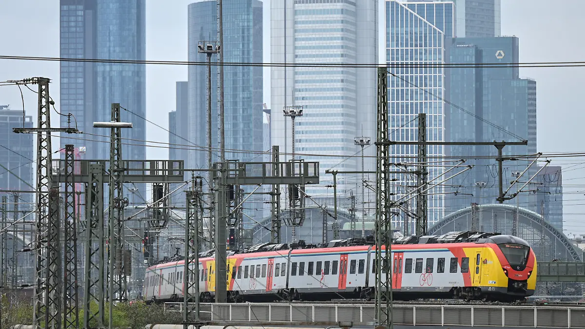 31.03.2022, Hessen, Frankfurt/Main: Ein Regionalzug der Hessischen Landesbahn verlässt den Frankfurter Hauptbahnhof. Den öffentlichen Personennahverkehr zukunftsfähig machen · das ist das Ziel des «Intensivprogramms Schiene», an dem das Land Hessen, der Rhein-Main-Verkehrsverbund (RMV) und die Deutsche Bahn (DB) beteiligt sind. Am 4. April 2022 geben die drei Partner einen Überblick über aktuelle Projekte in der Rhein-Main-Region. Sie wollen erklären, was in den vergangenen Jahren bereits umgesetzt worden ist und was noch getan werden soll, um den ÖPNV attraktiver und klimafreundlicher zu machen. (zu dpa "«Intensivprogramm Schiene» für das Rhein-Main-Gebiet") Foto: Arne Dedert/dpa +++ dpa-Bildfunk +++