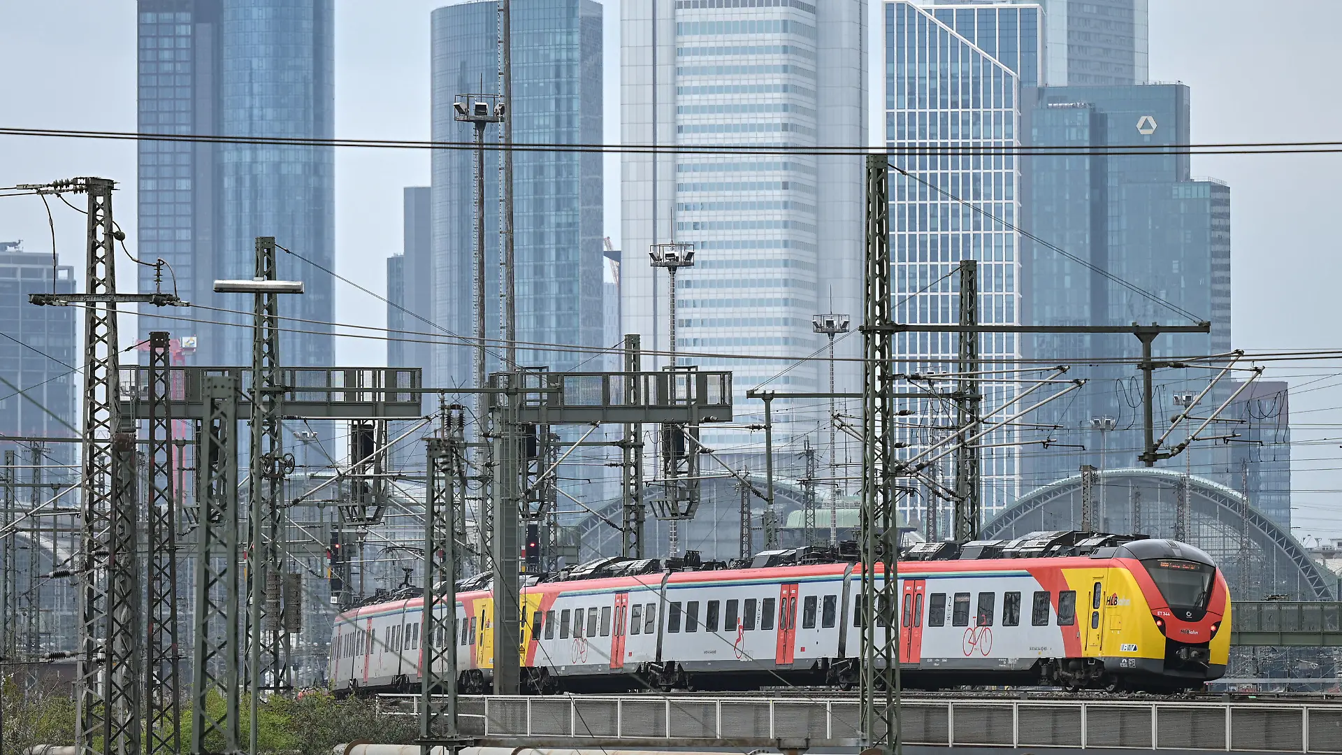 31.03.2022, Hessen, Frankfurt/Main: Ein Regionalzug der Hessischen Landesbahn verlässt den Frankfurter Hauptbahnhof. Den öffentlichen Personennahverkehr zukunftsfähig machen · das ist das Ziel des «Intensivprogramms Schiene», an dem das Land Hessen, der Rhein-Main-Verkehrsverbund (RMV) und die Deutsche Bahn (DB) beteiligt sind. Am 4. April 2022 geben die drei Partner einen Überblick über aktuelle Projekte in der Rhein-Main-Region. Sie wollen erklären, was in den vergangenen Jahren bereits umgesetzt worden ist und was noch getan werden soll, um den ÖPNV attraktiver und klimafreundlicher zu machen. (zu dpa "«Intensivprogramm Schiene» für das Rhein-Main-Gebiet") Foto: Arne Dedert/dpa +++ dpa-Bildfunk +++