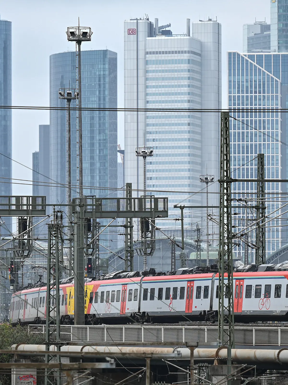 31.03.2022, Hessen, Frankfurt/Main: Ein Regionalzug der Hessischen Landesbahn verlässt den Frankfurter Hauptbahnhof. Den öffentlichen Personennahverkehr zukunftsfähig machen · das ist das Ziel des «Intensivprogramms Schiene», an dem das Land Hessen, der Rhein-Main-Verkehrsverbund (RMV) und die Deutsche Bahn (DB) beteiligt sind. Am 4. April 2022 geben die drei Partner einen Überblick über aktuelle Projekte in der Rhein-Main-Region. Sie wollen erklären, was in den vergangenen Jahren bereits umgesetzt worden ist und was noch getan werden soll, um den ÖPNV attraktiver und klimafreundlicher zu machen. (zu dpa "«Intensivprogramm Schiene» für das Rhein-Main-Gebiet") Foto: Arne Dedert/dpa +++ dpa-Bildfunk +++