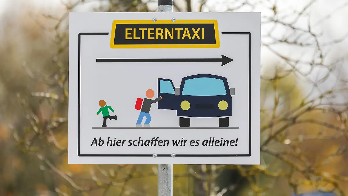 Elterntaxis sorgen regelmäßig für Chaos vor Schulen. (Archivbild)