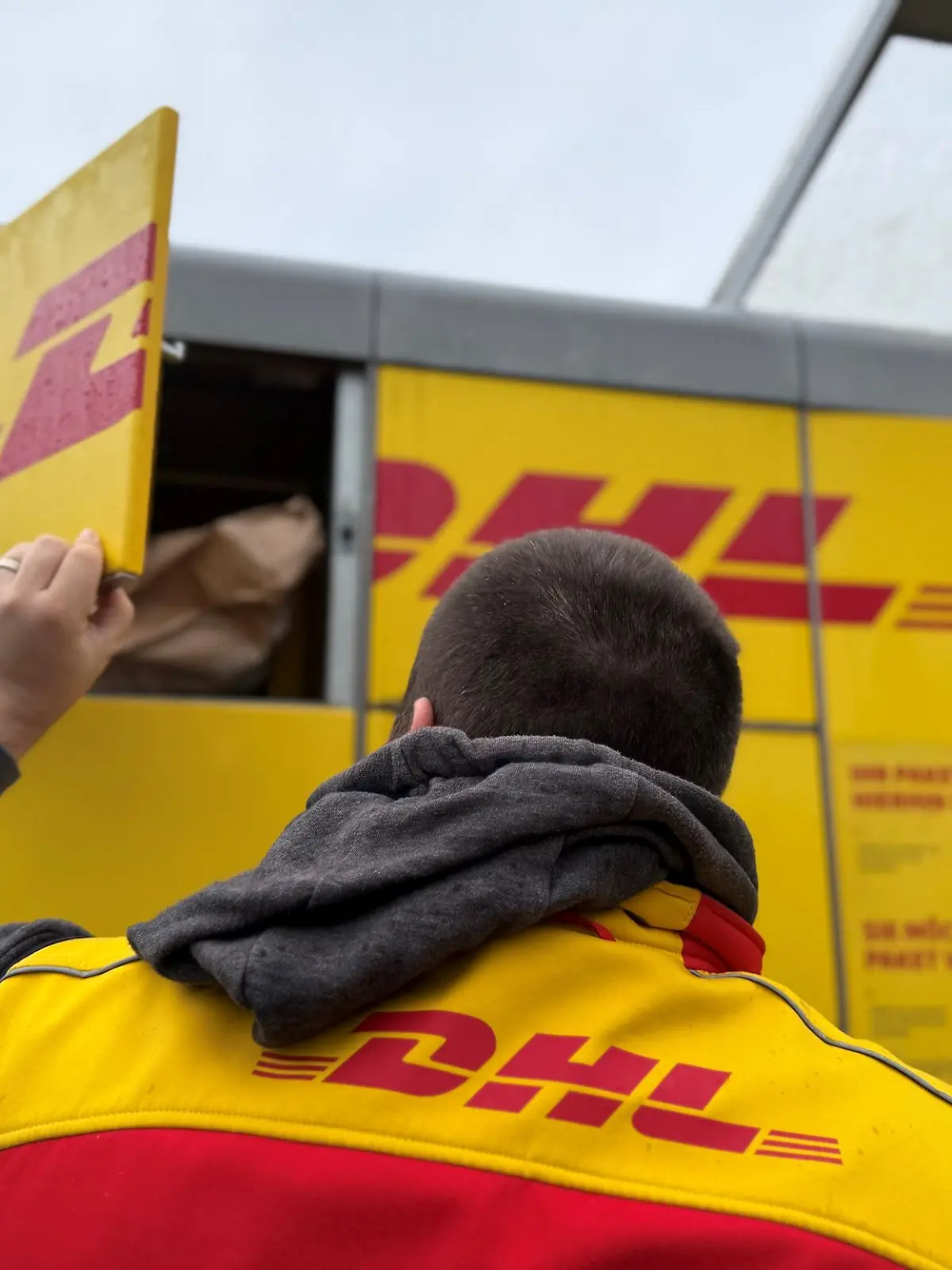 Bild zu: "Müssen wir unsere Pakete bald immer selbst abholen? "