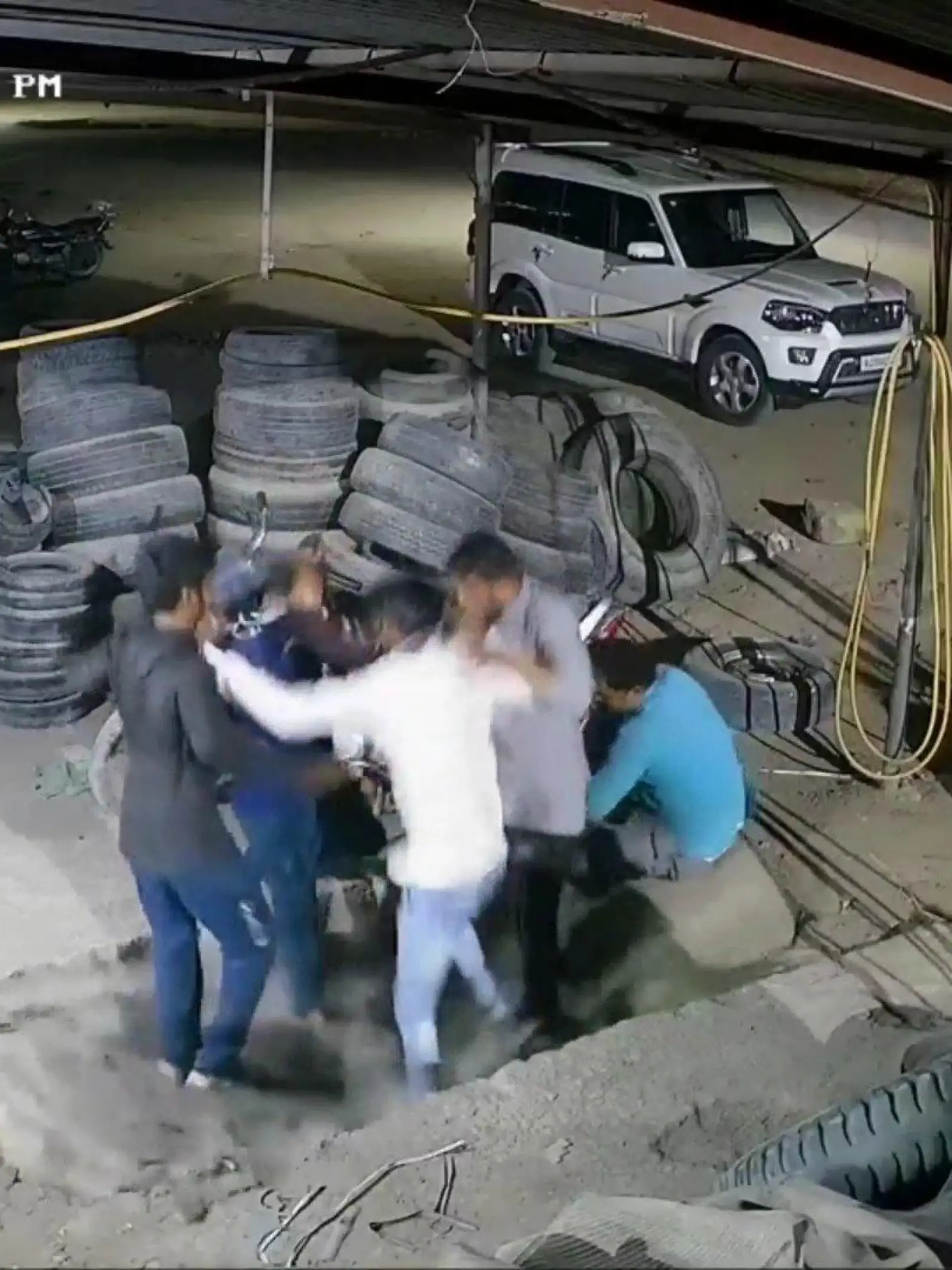 Männer stehen vor Autoreifen und unterhalten sich