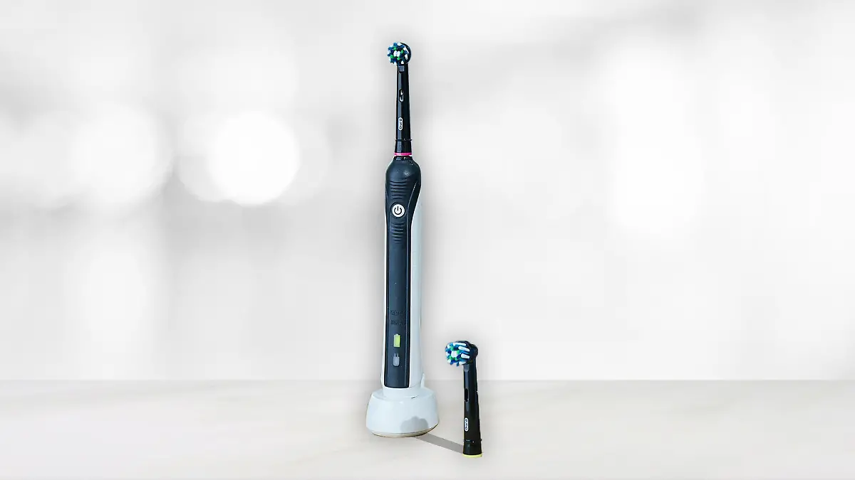 Eine elektrische Zahnbürste auf hellem Hintergrund