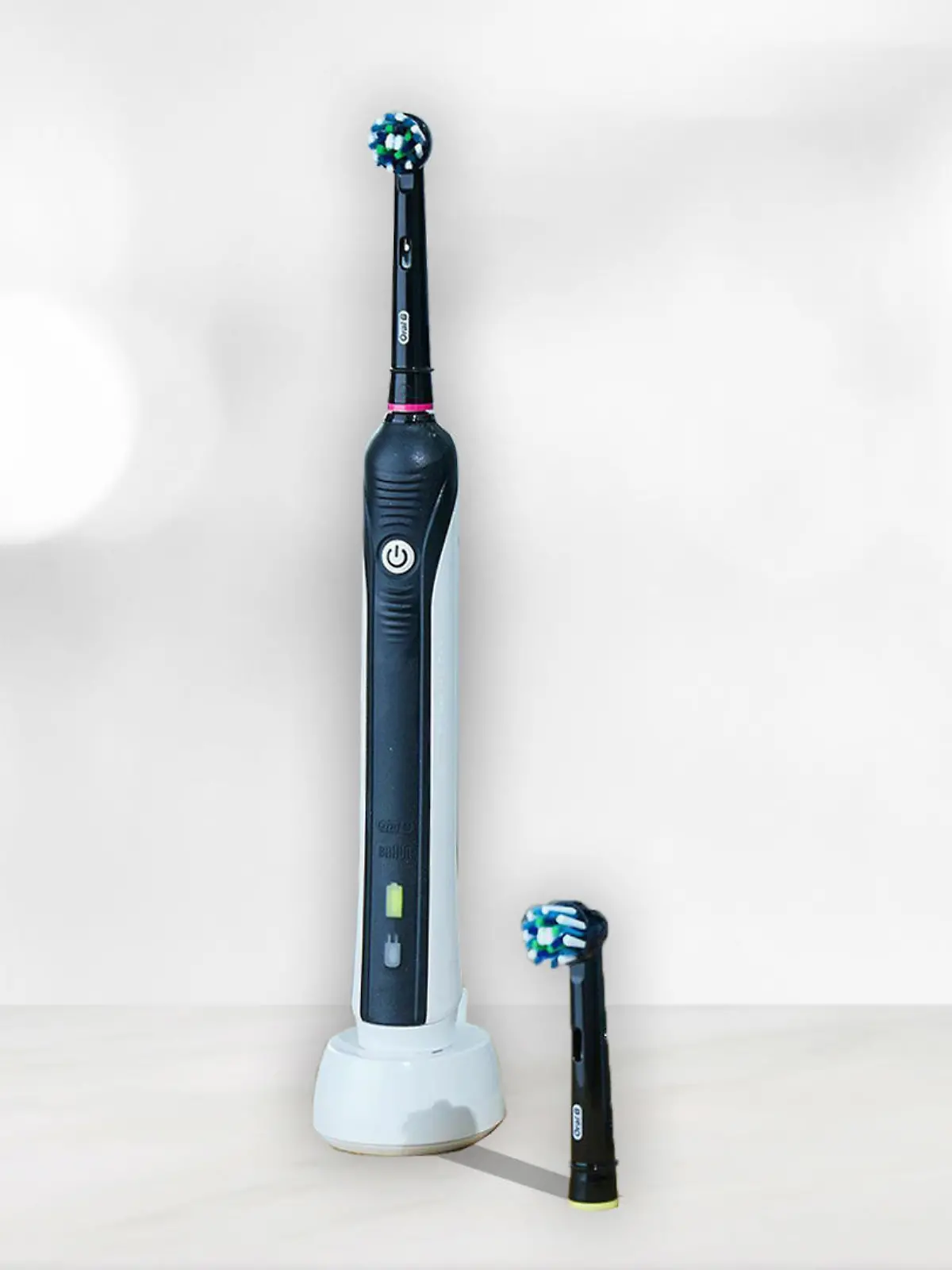 Eine elektrische Zahnbürste auf hellem Hintergrund
