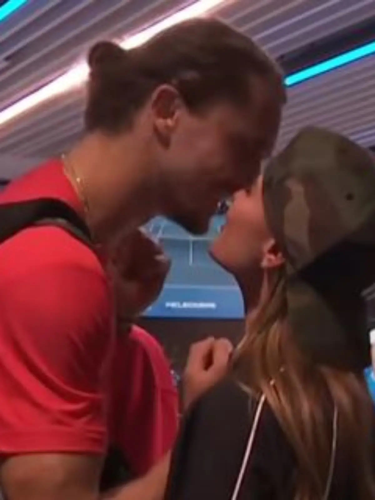 Motivationskuss zwischen Alexander Zverev und Sophia Thomalla