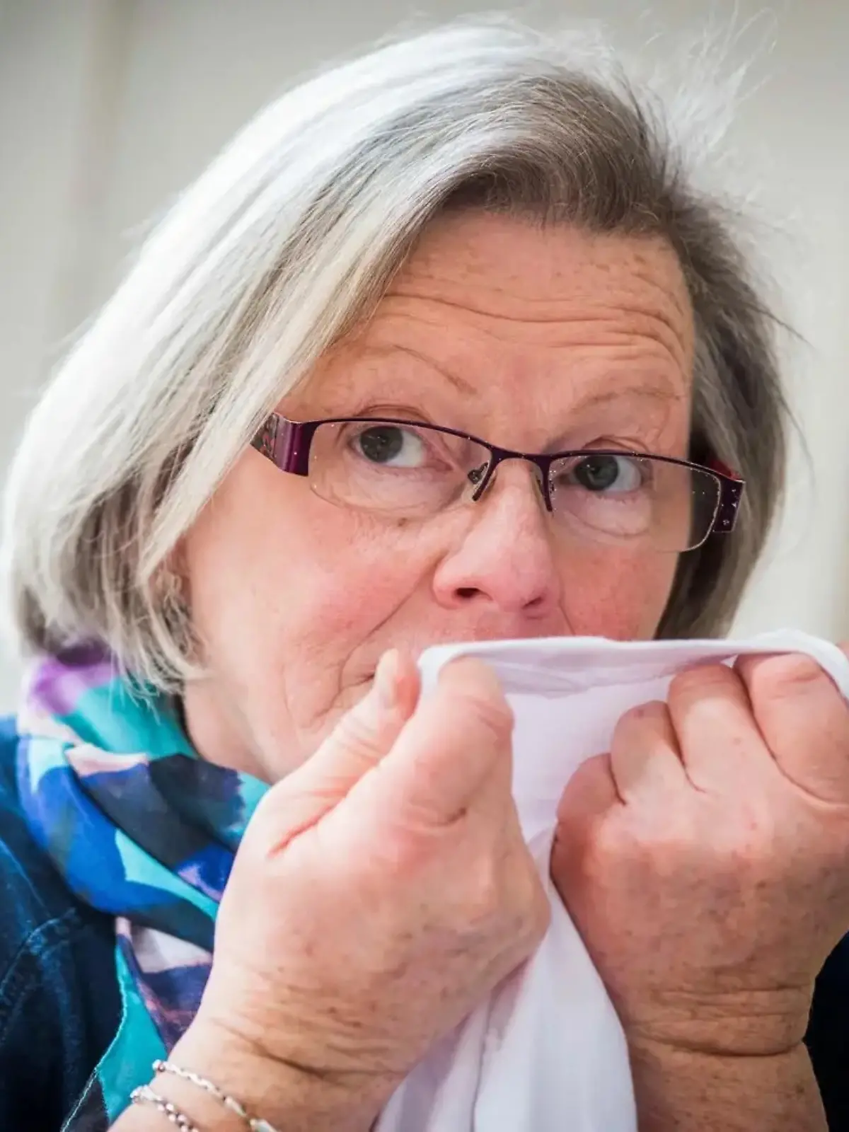 Joy Milne riecht an einem T-Shirt. Sie kann die Nervenkrankheit Parkinson riechen.