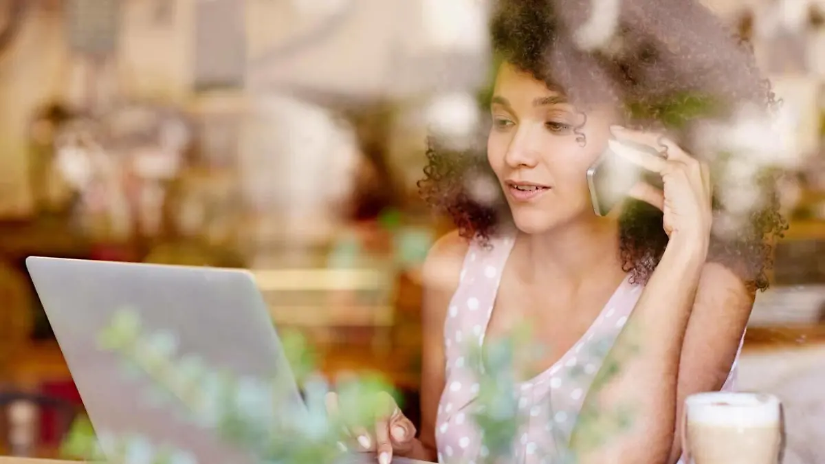 Woman typing her laptop and talking on phone model released, Symbolfotoproperty released, , 12.10.2020, Copyright: xmavoimagesx Panthermedia22919249