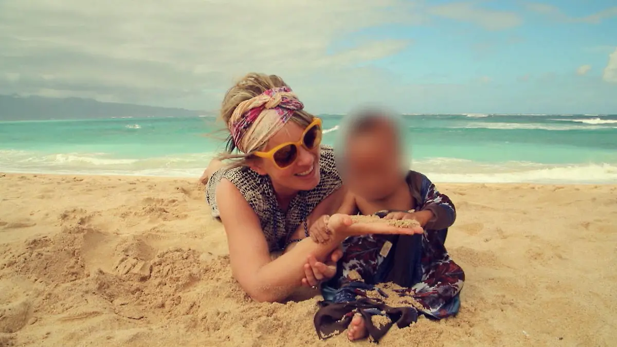 Jasmin Tawil und ihr Sohn Ocean spielen gemeinsam am Strand.