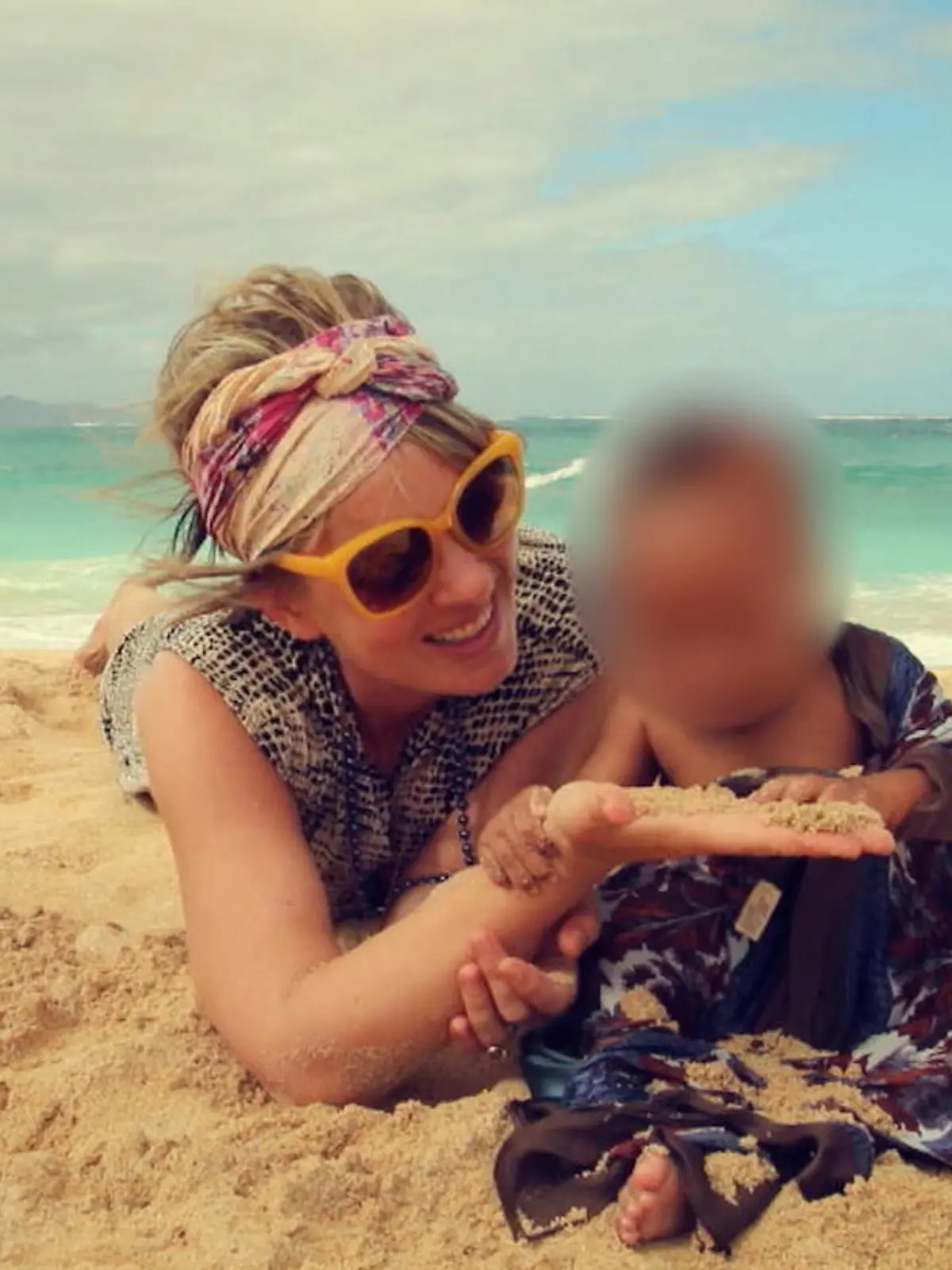 Jasmin Tawil und ihr Sohn Ocean spielen gemeinsam am Strand.